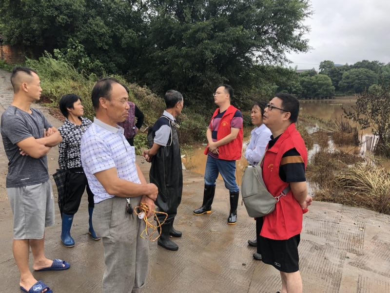 "红马甲"守护在防汛抗灾第一线攸县市场监督管理局志愿服务队开展村民临时转移安置工作