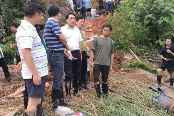 康月林深入一线指导救灾工作　要求：继续保持一级战备状态　严防各类次生灾害发生