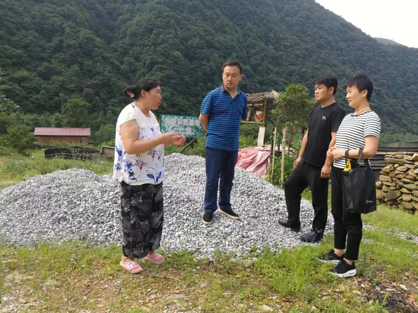 攸县市场监管局全力协助办点村防汛抗灾