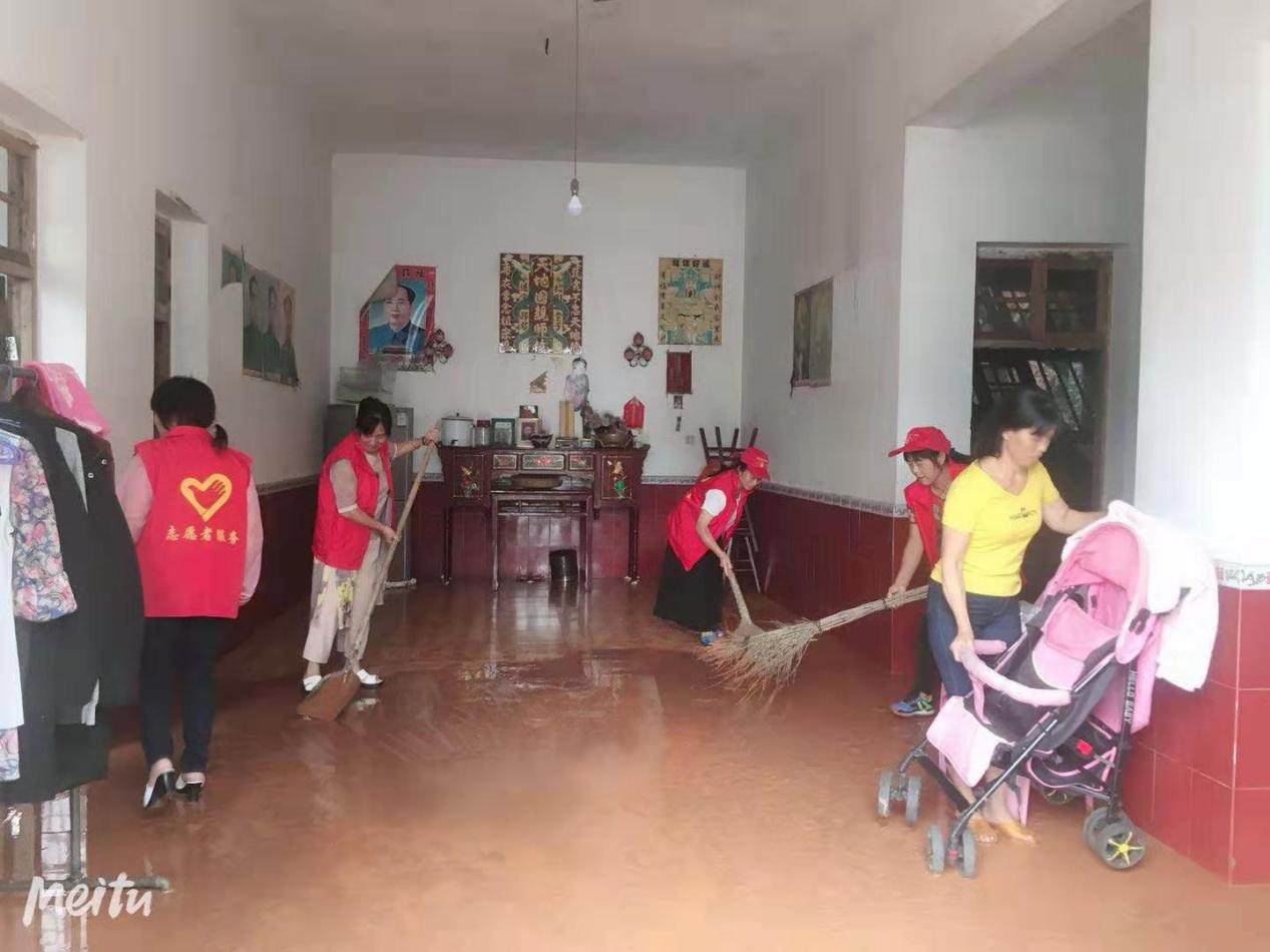 【党旗下的新时代文明实践】宁家坪镇:志愿服务到灾区 妇女撑起“半边天”