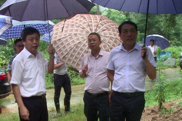 妥善安置群众 全力排除险情——康月林深入受灾地区指导地质灾害隐患排查工作 看望受灾群众