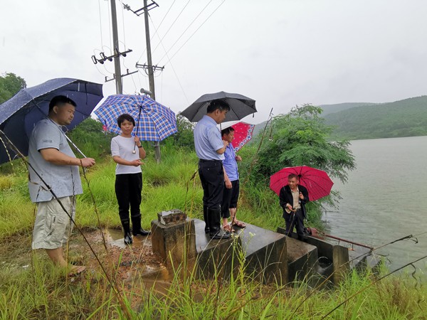 攸县林业局深入办点村指挥调度防汛抗灾工作