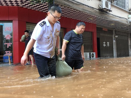 坚守职责战风雨，众志成城保家园——攸县税务铁军奋战抗洪救灾一线