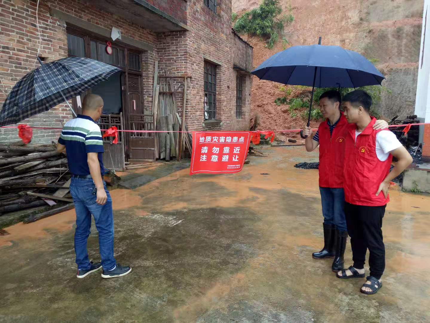 洪水无情人有情  凝心聚力献爱心  ──攸县商务和粮食局举行防汛抗灾救灾募捐大会