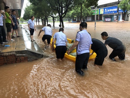 坚守职责战风雨，众志成城保家园——攸县税务铁军奋战抗洪救灾一线
