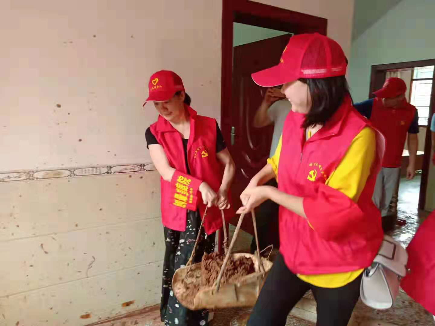 【党旗下的新时代文明实践】宁家坪镇:志愿服务到灾区 妇女撑起“半边天”