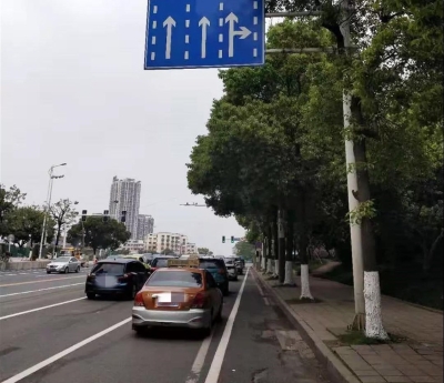 人民路红港路交叉路口拓宽，交通显著改善