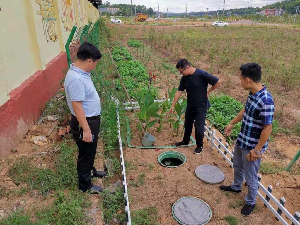 建南副区长到群丰镇调研生活污水治理情况
