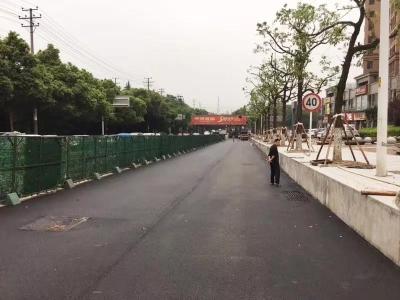 人民路红港路交叉路口拓宽，交通显著改善