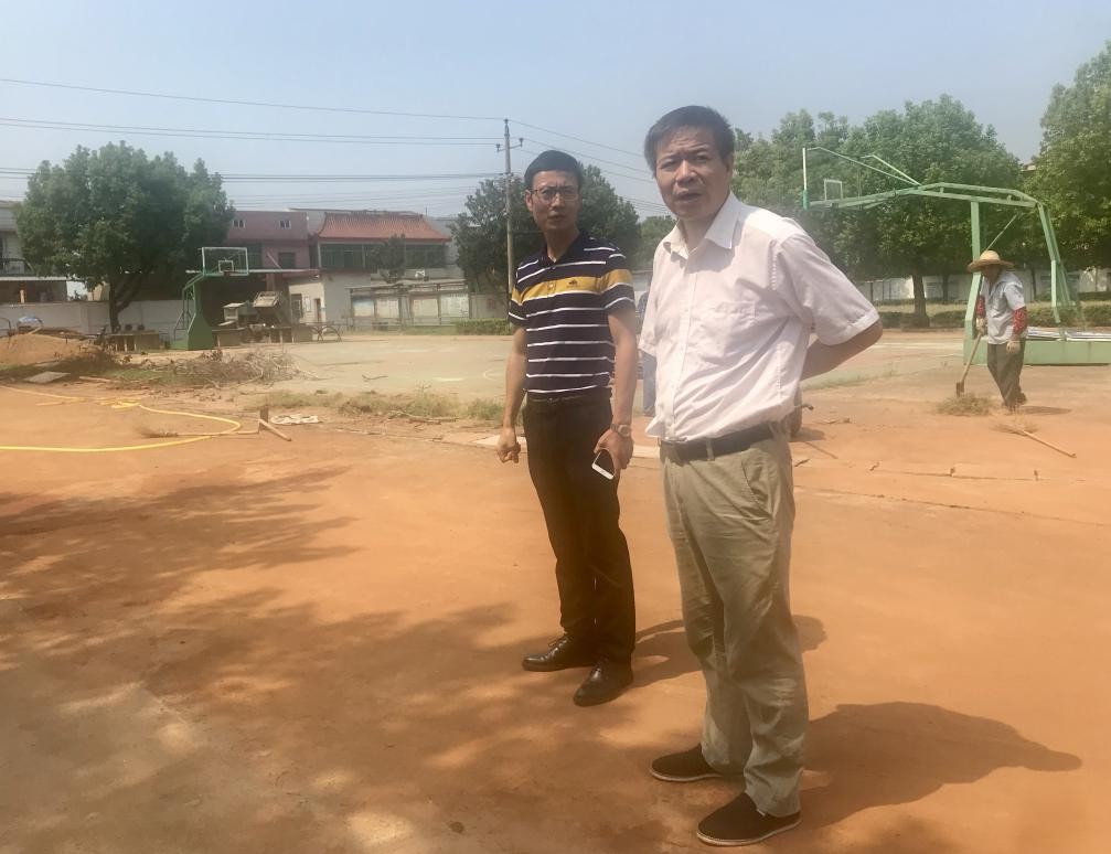 荷塘区人大常委会主任陈友元关心黄塘小学开学准备工作