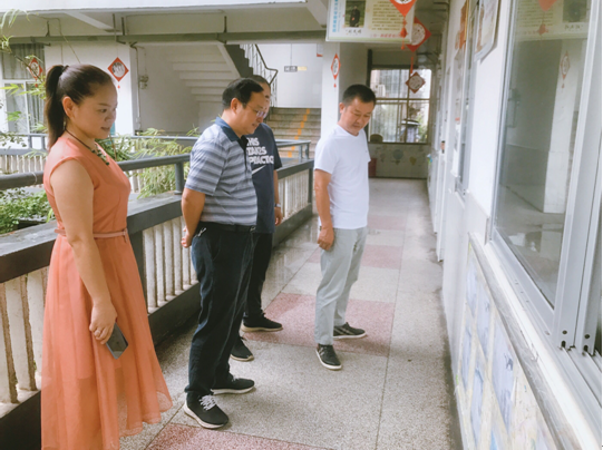 区政协主席何恒仁到星光小学视察