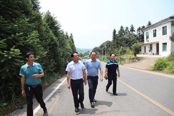 康月林调研指导省级贫困村扶贫工作强调：坚持脱贫与巩固提升并重 坚决打赢脱贫攻坚战
