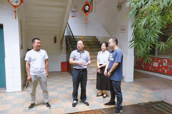 区政协主席何恒仁到星光小学视察