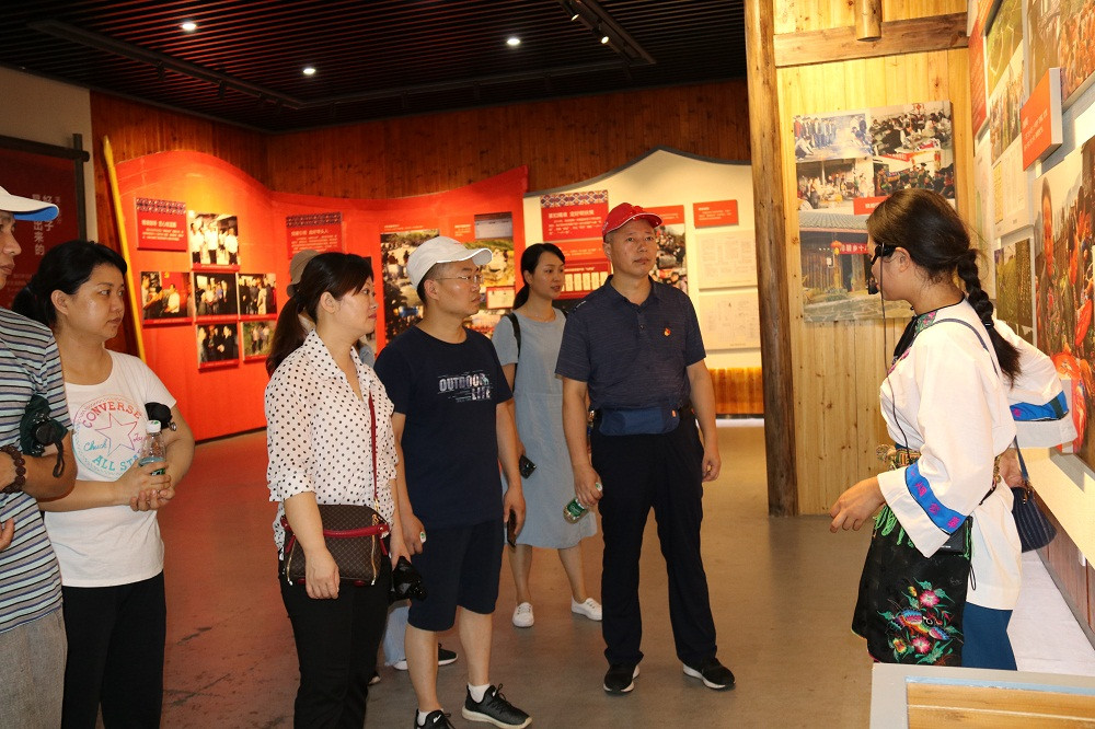 区文旅广体局党支部赴芷江、花垣十八洞组织开展党支部主题党日活动