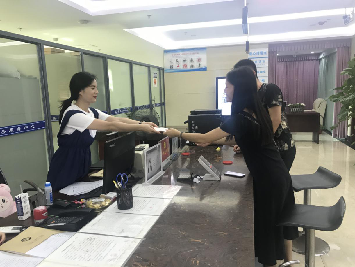 七夕今宵看碧霄 牵牛织女渡河桥——区民政局积极应对“七夕”领证小高峰