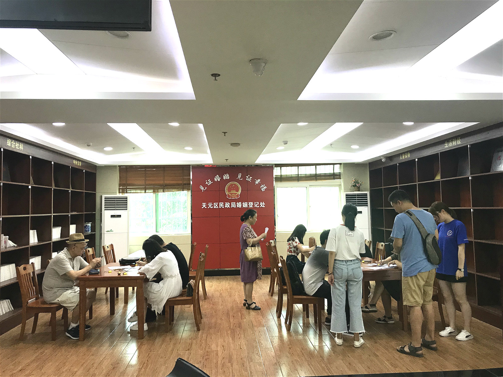 七夕今宵看碧霄 牵牛织女渡河桥——区民政局积极应对“七夕”领证小高峰