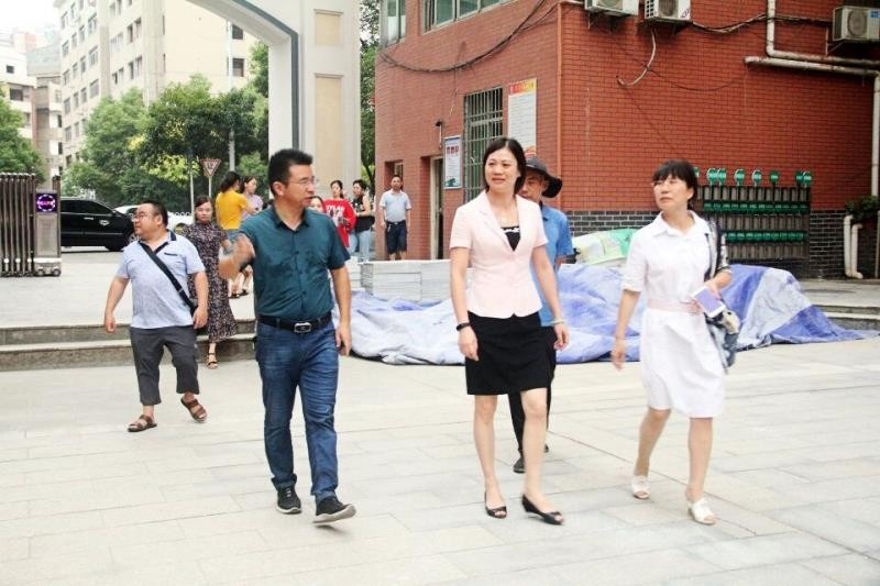 荷塘区委副书记赖晓智到荷塘小学调研