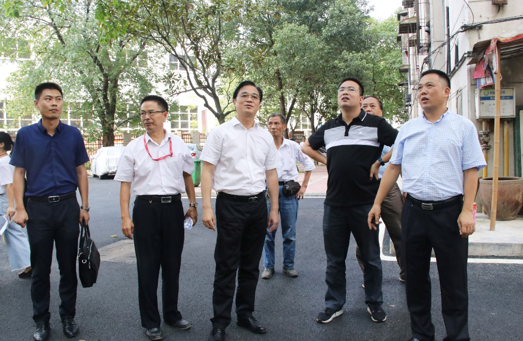 王利波深入“三供一业”施工现场视察各小区改造工作