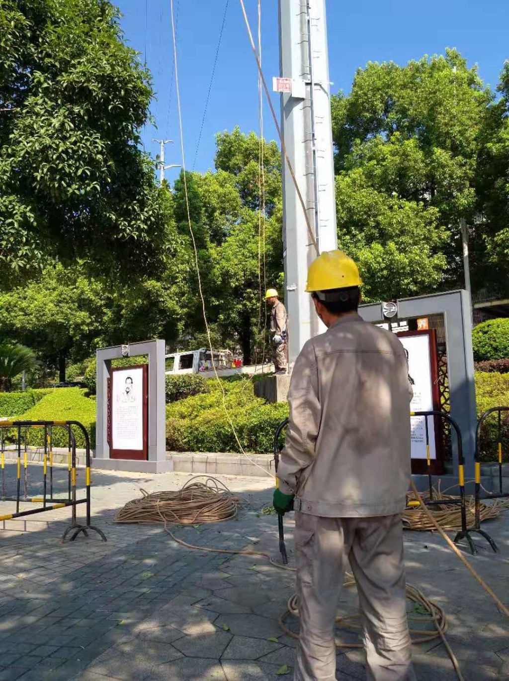 天鹅湖公园慰问拆除高压电线塔电业工人