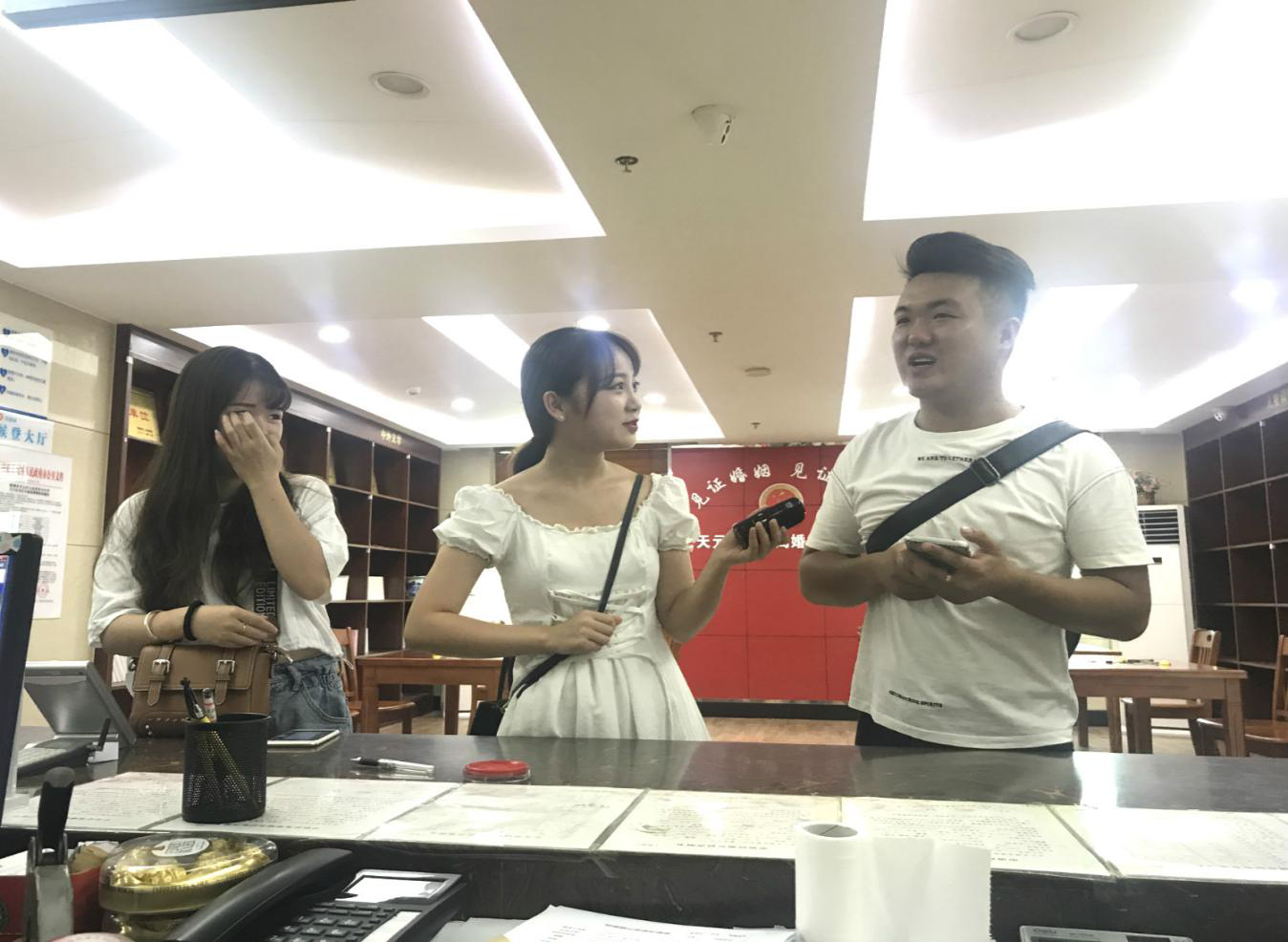 七夕今宵看碧霄 牵牛织女渡河桥——区民政局积极应对“七夕”领证小高峰