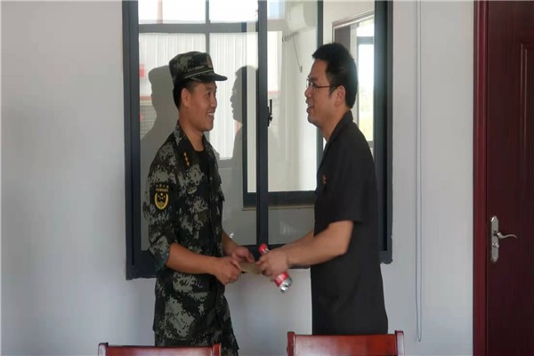 攸县法院“八一”慰问驻攸武警部队官兵