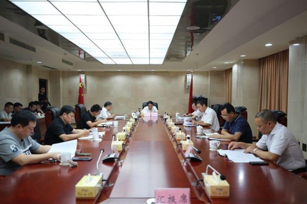 县委全面依法治县委员会召开第一次会议