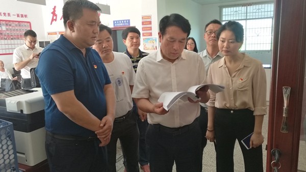 康月林深入省级贫困村调研指导“九清零”行动问题排查整改工作