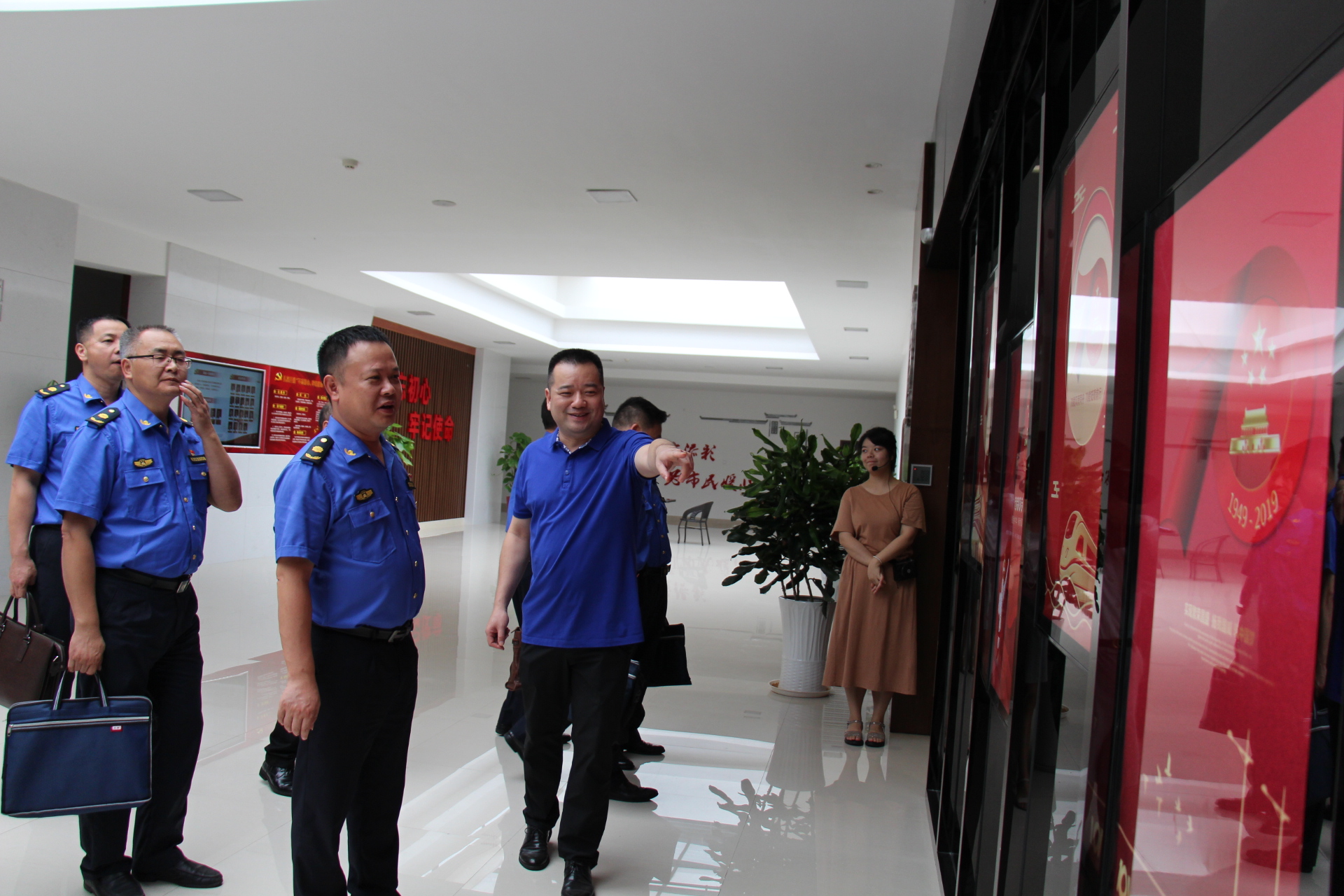 市城管局党组书记、局长李晓彤一行参观株洲照明文化展厅