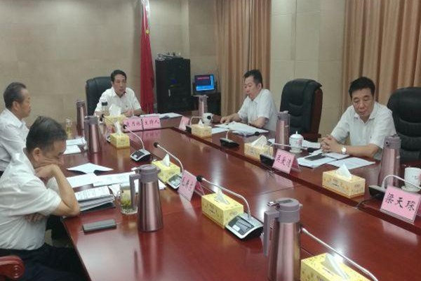 康月林主持召开县委常委会会议