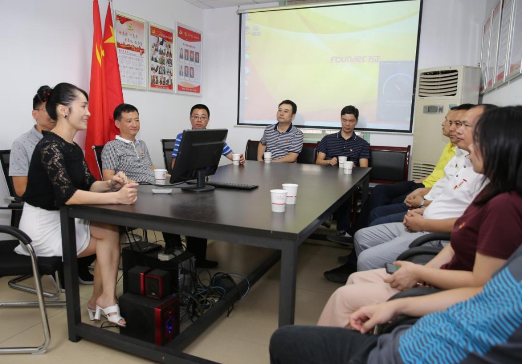 在职党员进社区  浓浓中秋送温暖——市人社局开展在职党员进社区活动