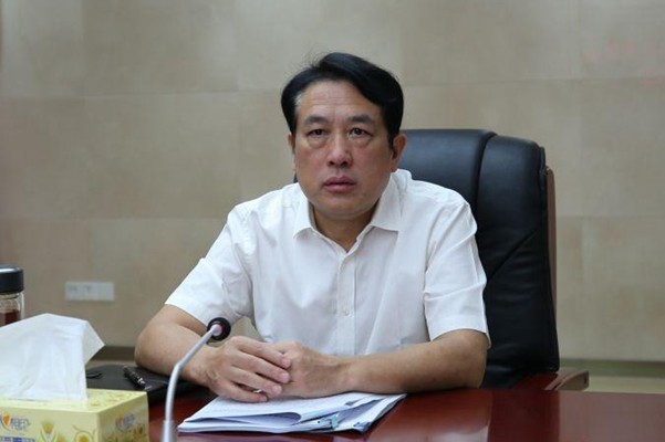 县委全面依法治县委员会召开第一次会议