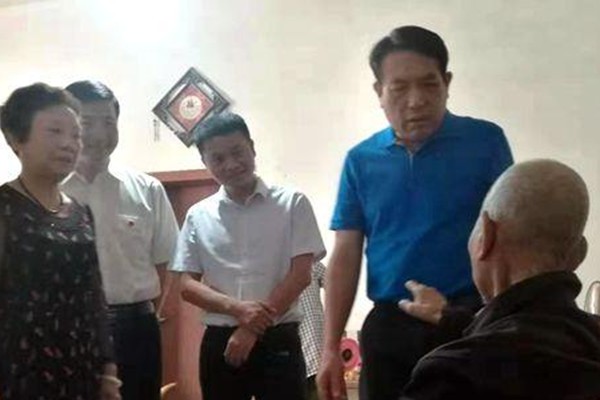 【情暖重阳】康月林走访慰问百岁老人