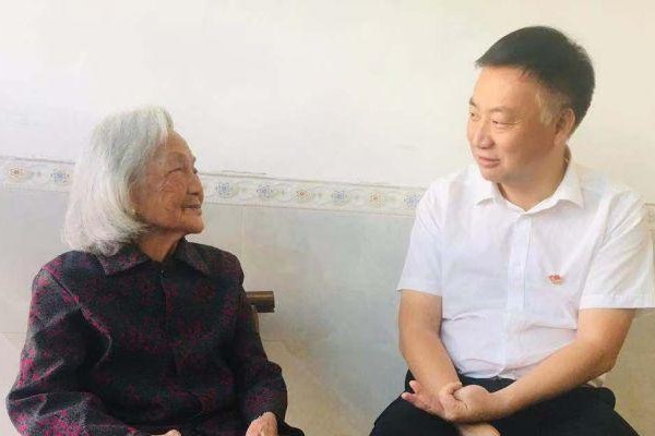县领导看望慰问百岁老人
