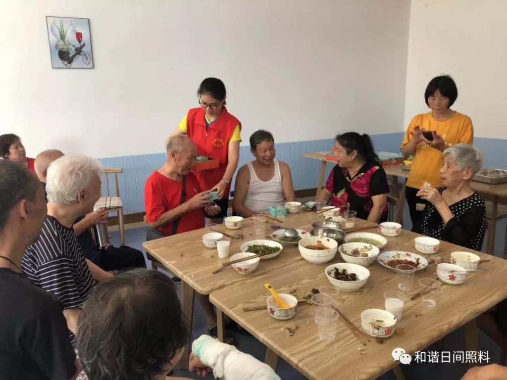 中秋佳节团圆日 区慈善会送月饼暖人心
