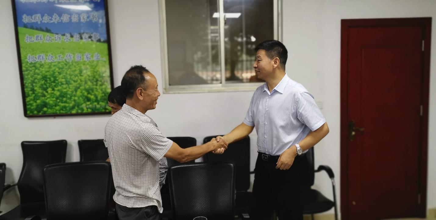 株洲市委副书记王洪斌到市信访局调研并接访群众