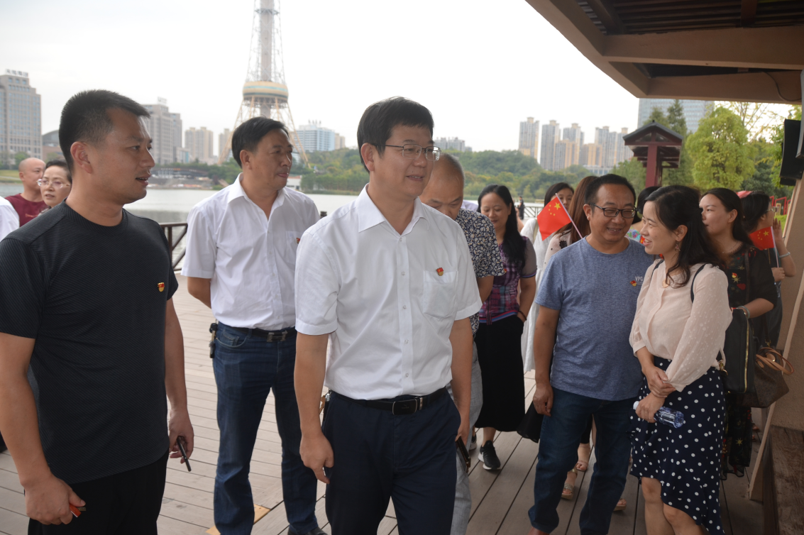 重温入党誓词 永葆入党初心