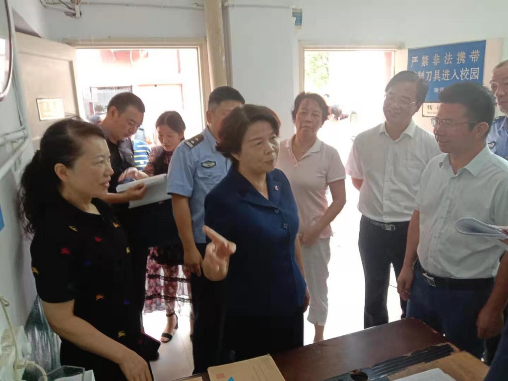杨玉芳到荷塘区督导反恐、禁毒及校园安全工作