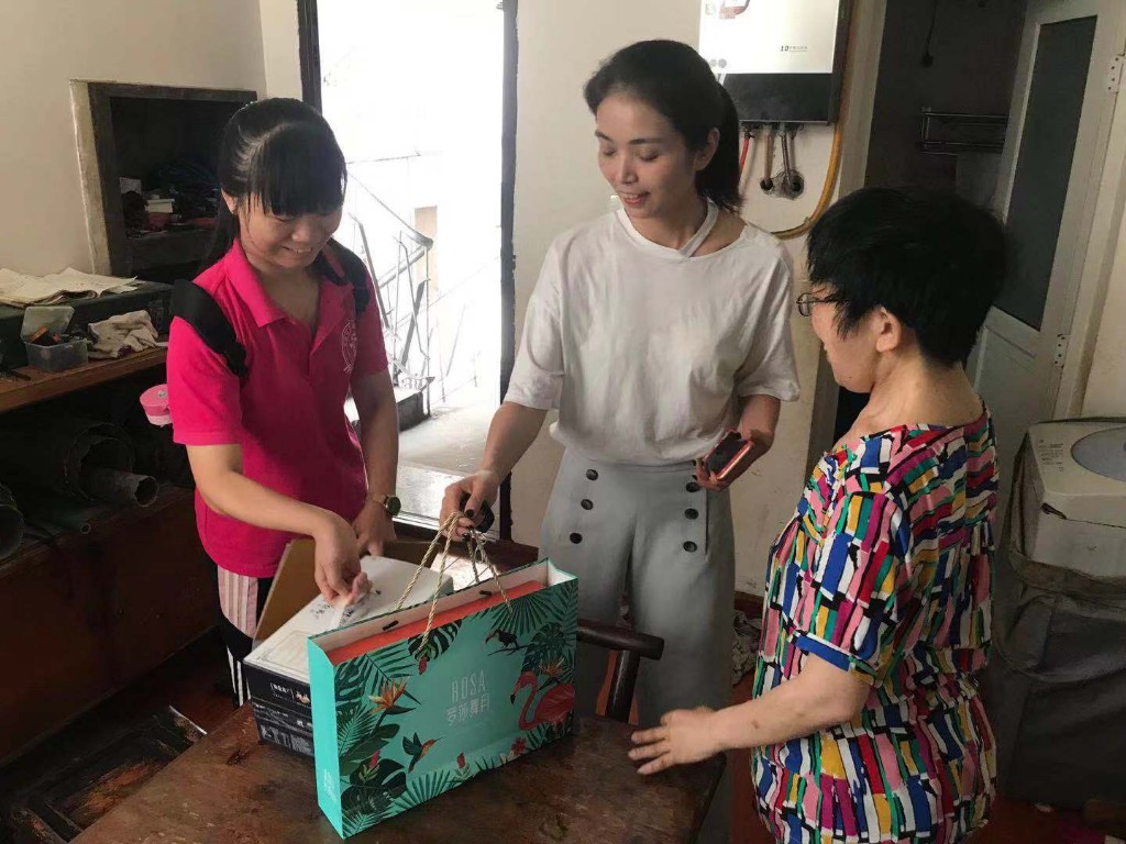 中秋佳节团圆日 区慈善会送月饼暖人心