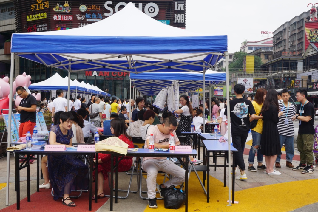 芦淞区举办2019年高校毕业生就业服务行动专场招聘会