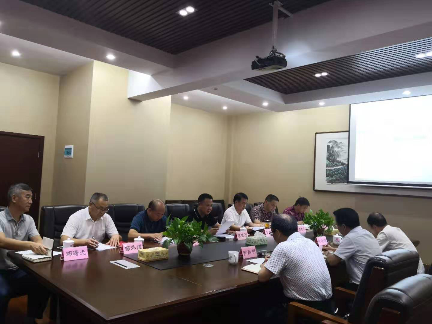 市城管局组织开展“不忘初心、牢记使命”主题教育第一次集中学习研讨