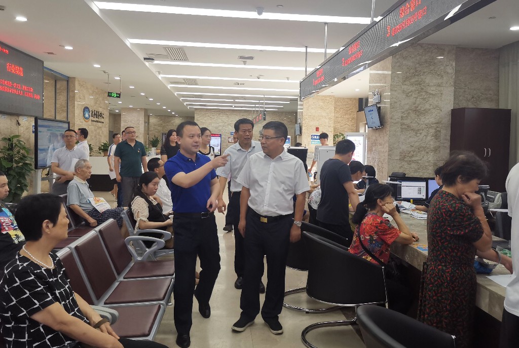 市纪委监委一行来荷塘区调研