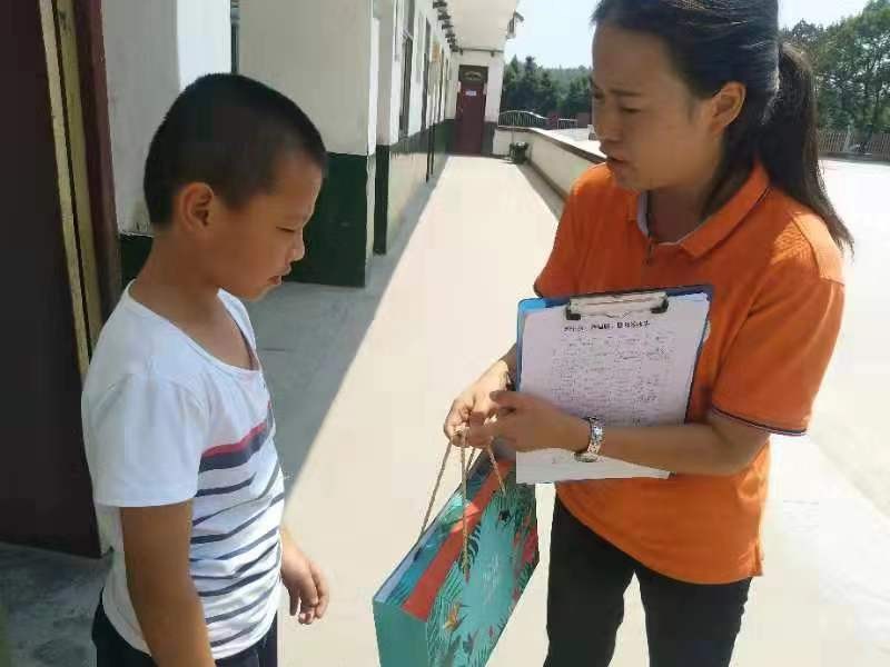 中秋佳节团圆日 区慈善会送月饼暖人心