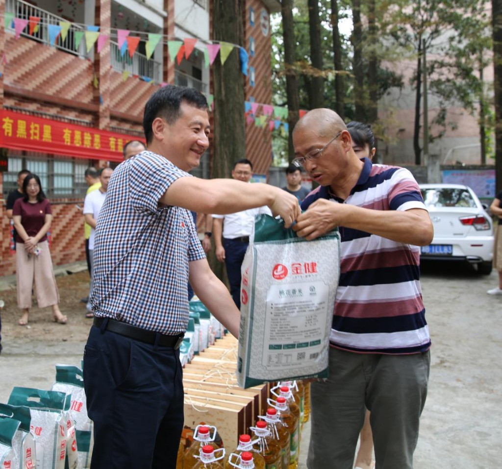 在职党员进社区  浓浓中秋送温暖——市人社局开展在职党员进社区活动