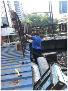 拆除违规广告牌 让城市更美丽