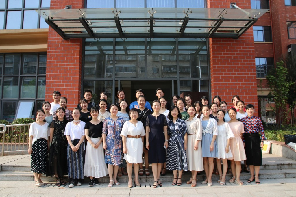 关注教师成长 共促和谐教育 ——凿石小学2019年秋季新进教师培训会议