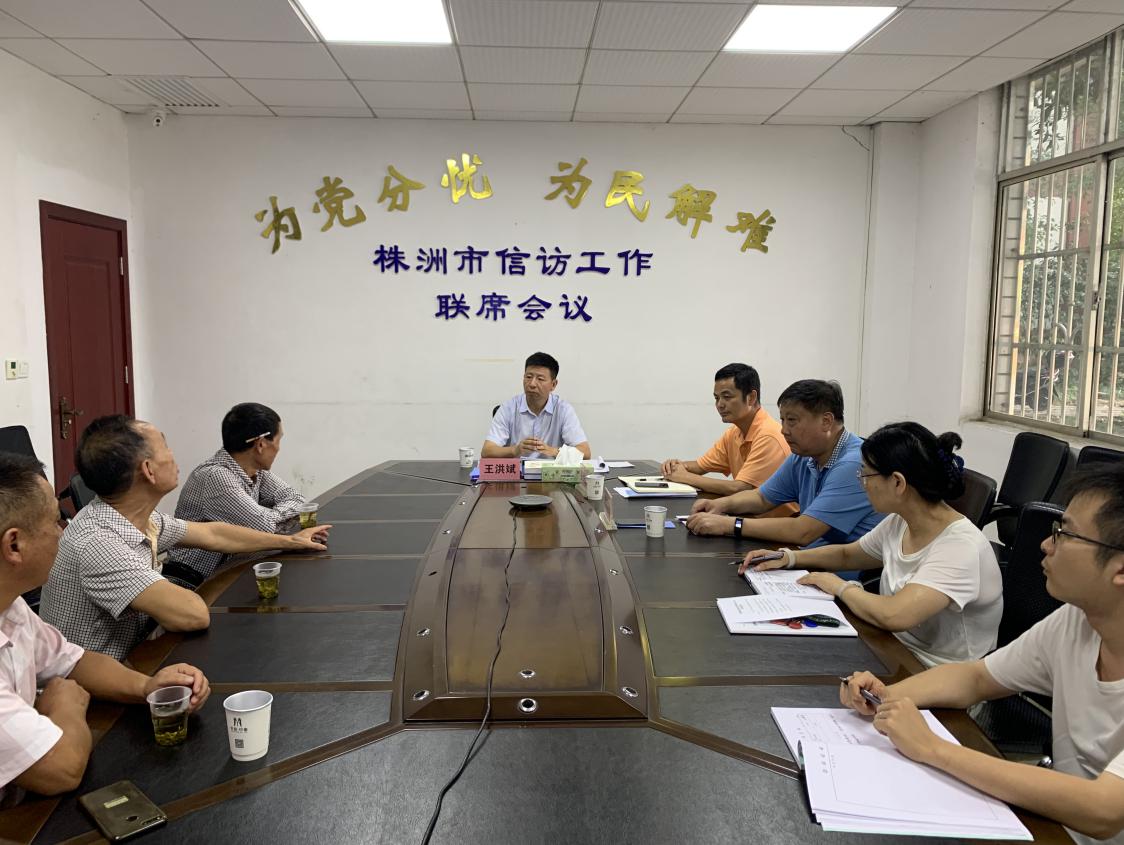株洲市委副书记王洪斌到市信访局调研并接访群众