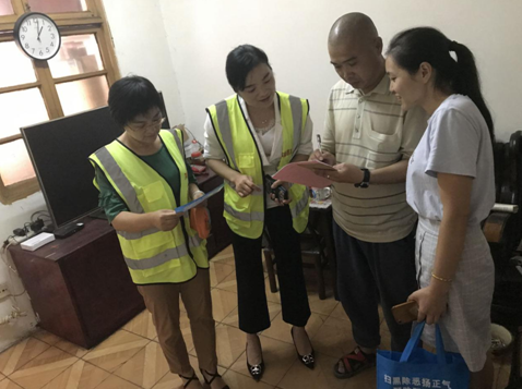区卫健局到建设街道桥头社区走访慰问困难家庭，宣传平安创建、综治民调知识