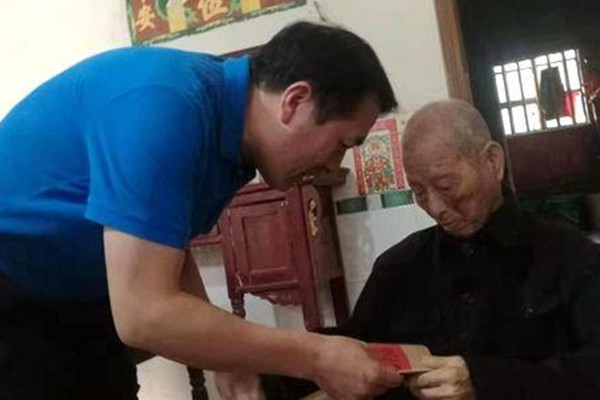 【情暖重阳】康月林走访慰问百岁老人