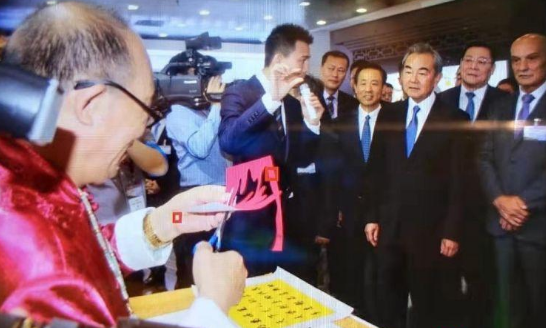“这是绝活！”国务委员、外交部部长王毅点赞攸县非遗项目洪氏剪纸