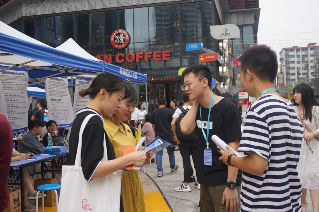 芦淞区举办2019年高校毕业生就业服务行动专场招聘会